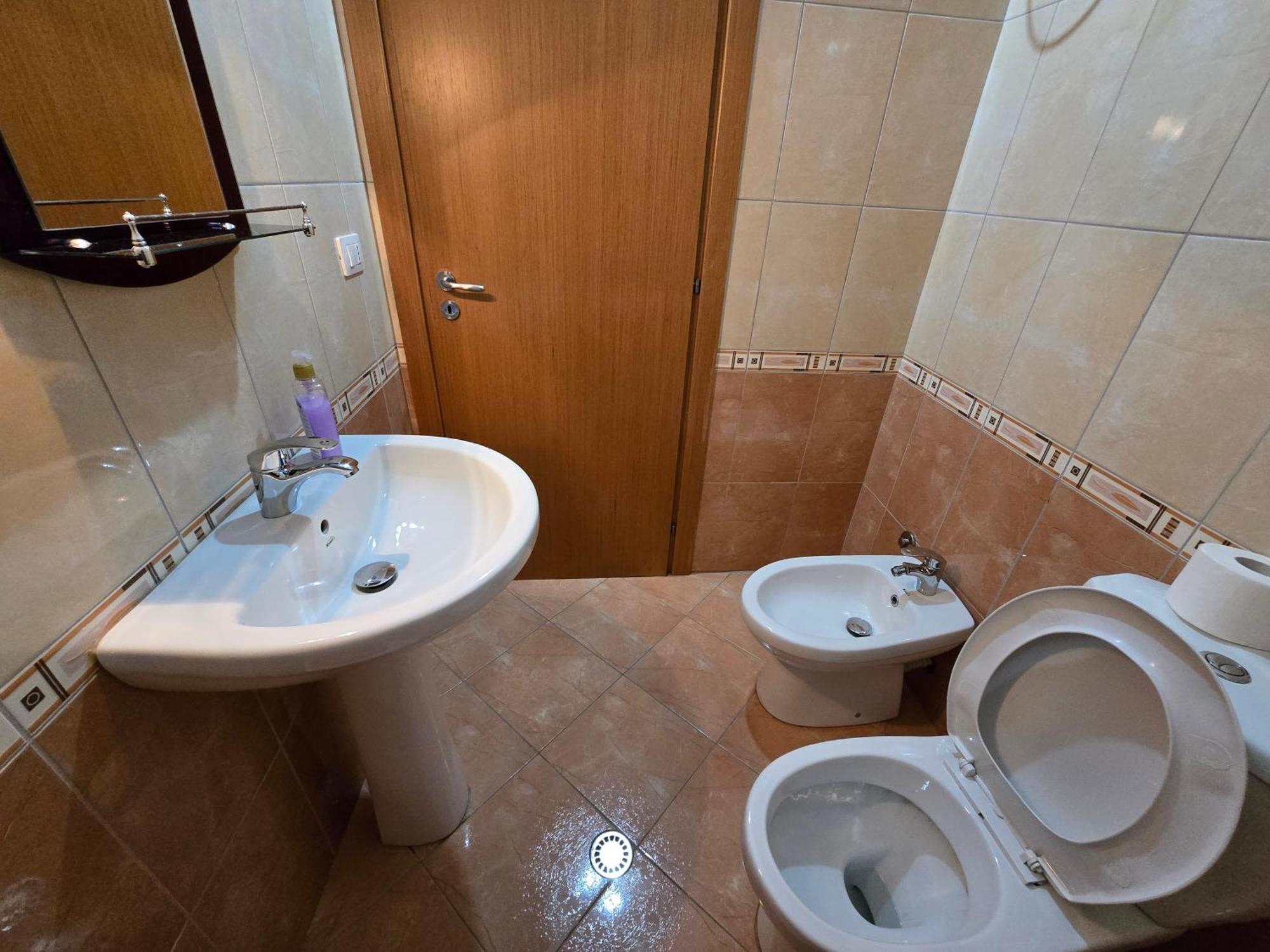 Modern , Quiet , Family Friendly & Fully Furnished Apartment فلورا المظهر الخارجي الصورة